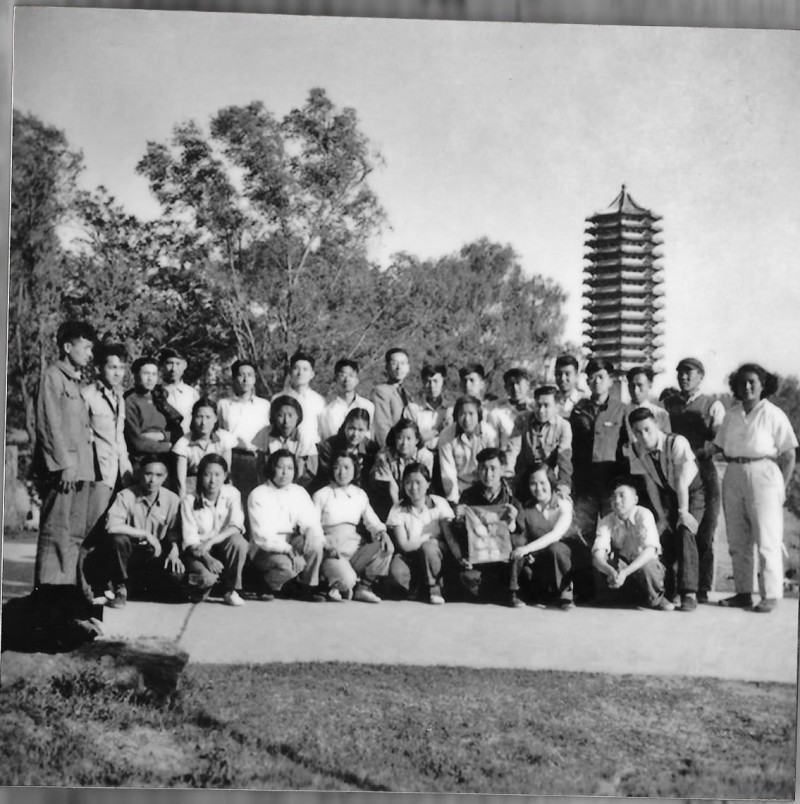 1953年五四北大校庆 57届学生参加运动会获接力赛30人冠军-井川