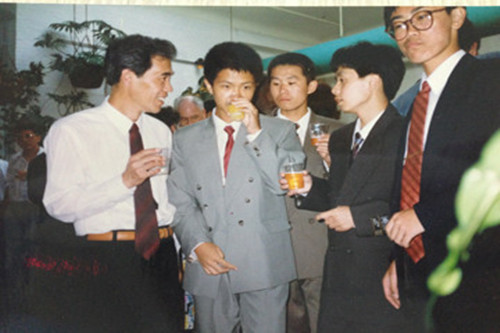 1993年美国威廉斯堡，第24届国际奥林匹克竞赛后舒幼生（左一）与学生张俊安等出席酒会