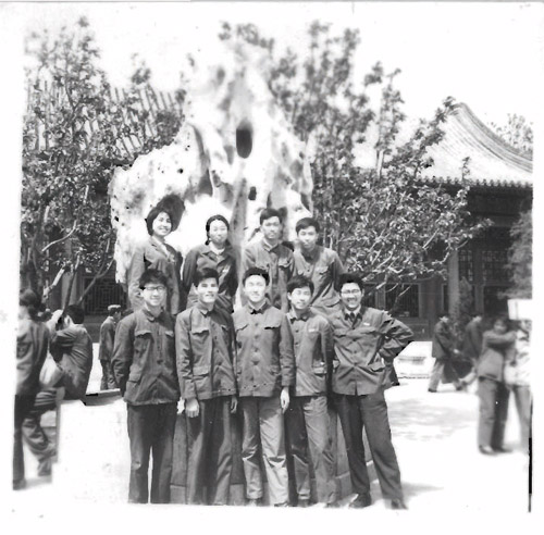 1978年，北京颐和园——北京大学物理系七七级二班三组同学留影前排右起第一人为夏廷康