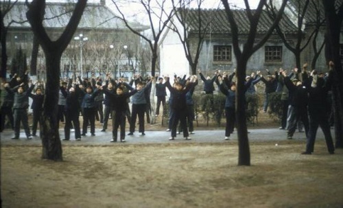 1972年北大的工农兵学员在做广播体操