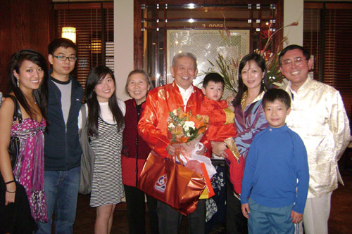 2008龙年春节，美国亚特兰大——夏廷康和家人为其父亲夏道孔先生庆祝八十大寿