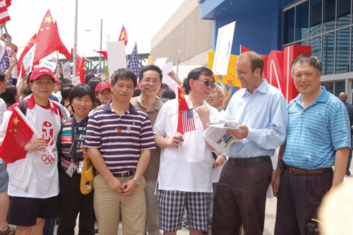 2008年，夏廷康全家出动参与游行，抗议CNN在西藏暴乱事件中抹黑中国，并接受国外媒体采访
