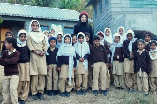 2013年11月，张亚莉为克什米尔山区的孩子们捐资助学