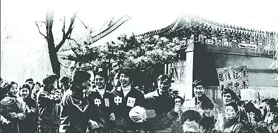 3月29日中国男女排球队都来到北大，全校师生为他们庆功——男排队员都被举起来往前“飞”，女排队员则签名签到手软