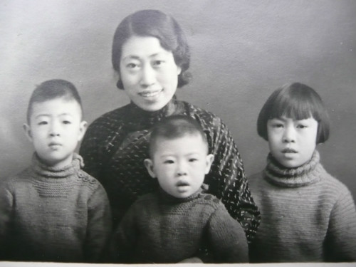 1937年，杨耆荀的母亲带着子女从天津去香港。