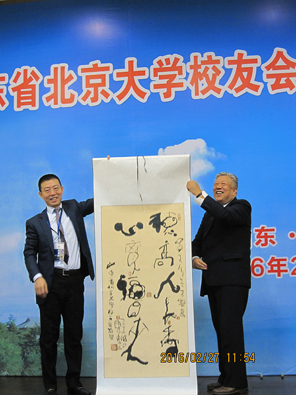 王伟会长向墨文川荣誉会长敬赠墨宝