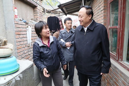 朱善璐到承泽园平房区职工家中看望并了解情况