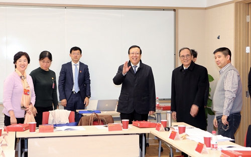 郝平、林建华到各代表组走访