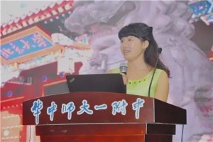 图说：新生家长代表—北大化学学院新生李奔母亲张明明发言