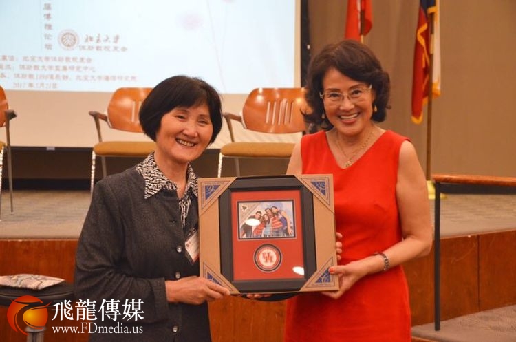 休斯敦大学亚美中心主任邹雅丽教授向王丽梅常务副会长赠送纪念品