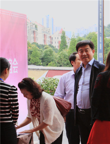 签到登记有序进行中，这种等待乐呵哟