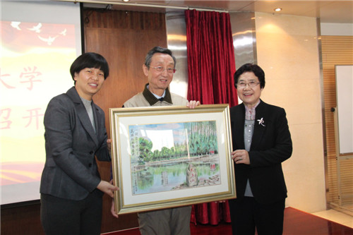 书画研究会向特房中心赠送自制书法作品