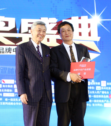 中国质量协会副会长、国际质量科学院院士郎志正为俞孔坚颁奖