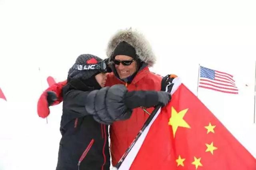 冯静抵达南极点后激动地与向导Paul Landry拥抱