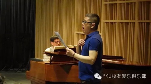 校友郭建英（钢琴伴奏）和林海（演唱者）为乐友们演唱舒柏特的艺术歌曲