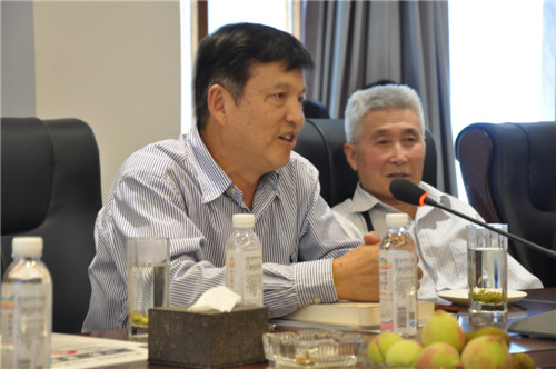 原贵州省人力资源和社会保障厅厅长何文江学长与校友们分享了他的工作体会，勉励年轻的选调生校友要扎实工作。