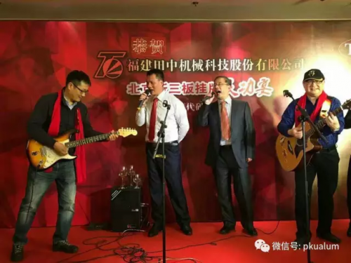 巴特尔（左）和笔者（右二）