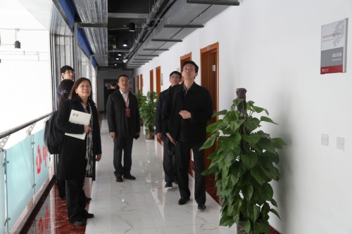 视察学生就业指导服务中心