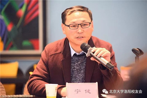 企业家分会副会长宁健主持座谈会