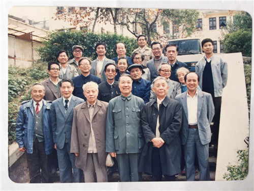 80年代，时任北大党委书记王学珍、中文系教授王瑶及朱德熙先生来访。