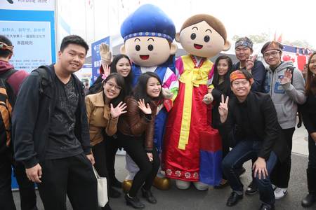 参加国际文化节的中外学生