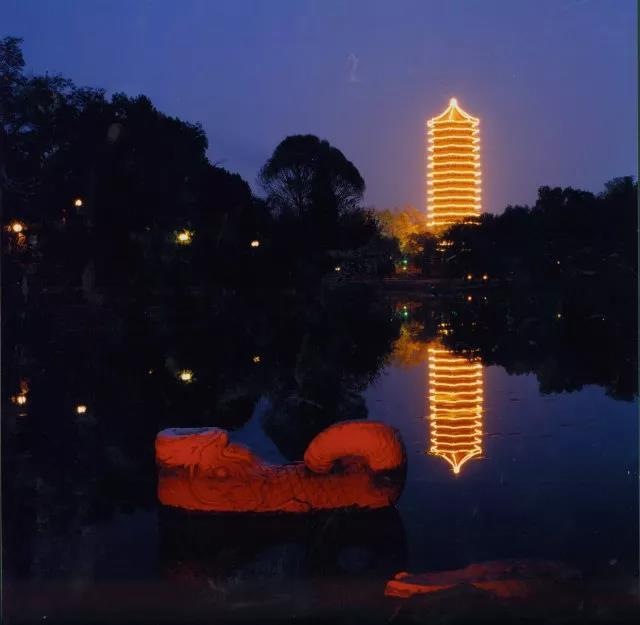 1998年校庆前夜拍摄的未名湖夜景