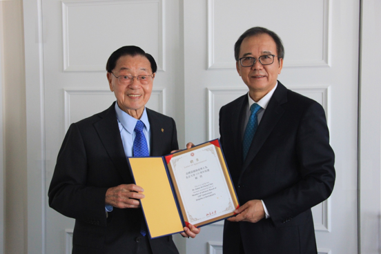 林建华校长为赵锡成博士颁发“北京大学120周年校庆顾问”聘书