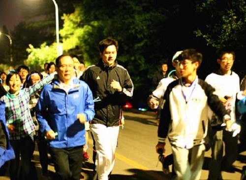 林建华校长领跑“星光夜跑”