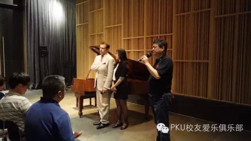 北大校友爱乐俱乐部会长刘雪枫向乐友们介绍钢琴家盖洛格