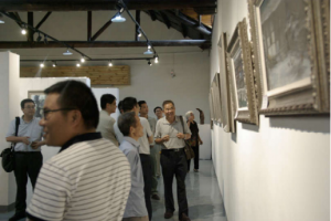 参观游览艺术村画展 
