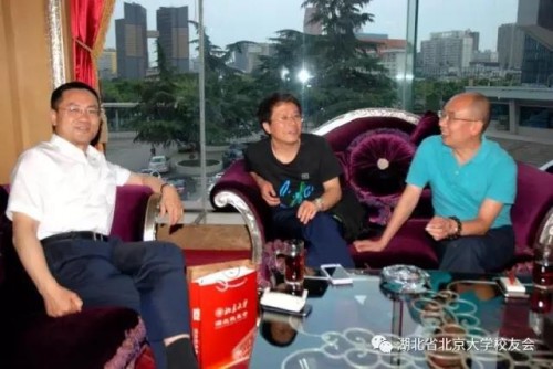北大湖北校友会会长刘萌（左一）、副会长兼秘书长彭生鹏（右一）与北大湖北招生组组长朱怀球（中间）交流