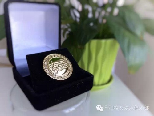 音乐会前，部分已经注册的北大爱乐俱乐部的会员都开心地领到了一枚精致的会徽（由花色Stylor万格格校友赞助）和一件纪念T恤（由莫达勇校友赞助）