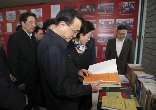 翻看学术著作  图片来源：中国政府网