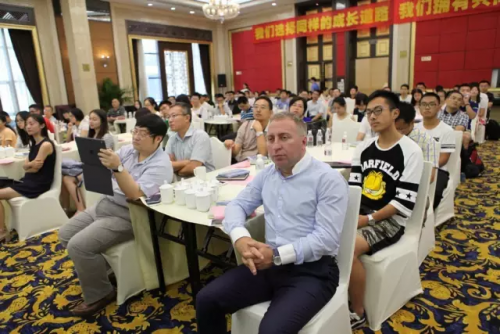意大利驻重庆总领事马非同坐在校友席中，嗯，因为他也是北大校友