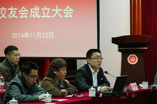 杜鹏介绍校友会筹备状况