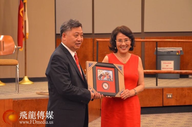 休斯敦大学亚美中心主任邹雅丽教授向王丽梅常务副会长赠送纪念品