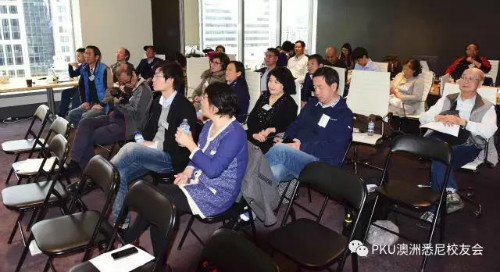 会员们聚精会神听报告