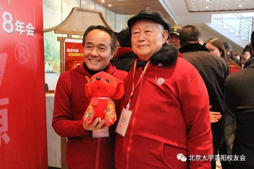新老会长在签到处合影留念