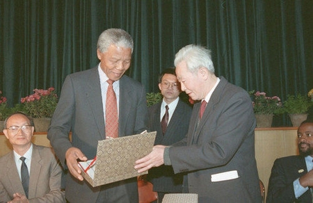 1992年10月5日，北京大学授予曼德拉名誉法学博士学位，时任北大校长吴树青(右)向曼德拉授证书