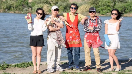 志愿者图片：穿围裙者，北大男生，舍我其谁？（图片来源：北京大学北加州校友会）