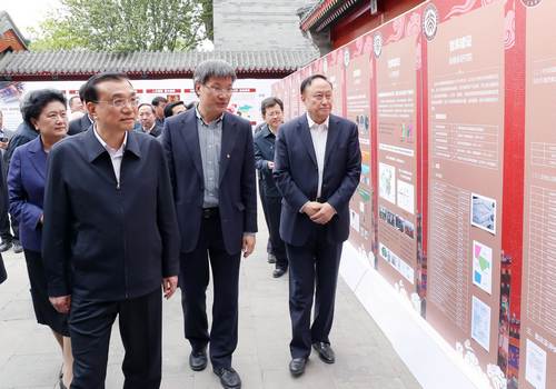 参观智库建设展