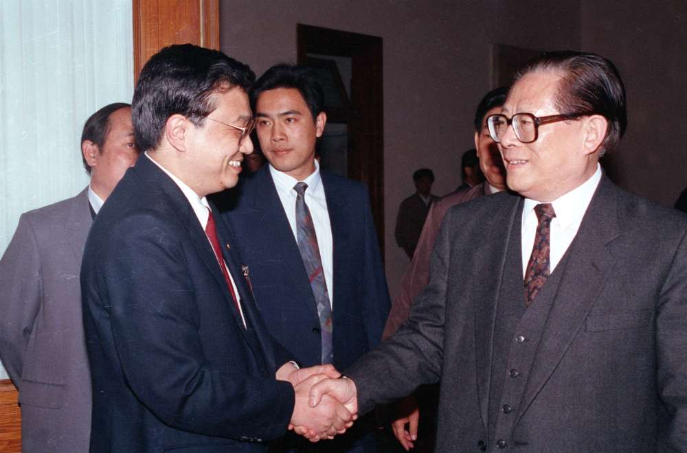 deb2f65bbb964e97ab2d8bd93708ac3f.jpg 生平照片2.jpg