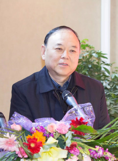 北大河南省校友会会长薛德星在大会上致辞
