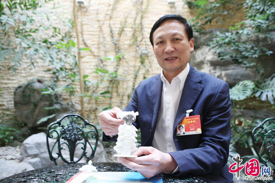 刘忠军代表向记者介绍3D打印金属内植物在人体骨骼填充中起到良好效果。中国网董宁摄影 刘忠军代表向记者介绍3D打印金属内植物在人体骨骼填充中起到良好效果。中国网董宁摄影