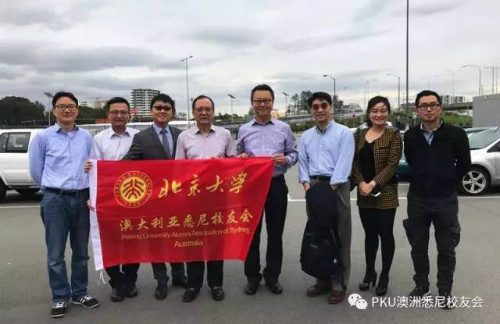 校友会关北松、李刚，梁婕和董攀等到机场迎接林建华校长一行
