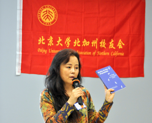 徐玲校友义卖书籍