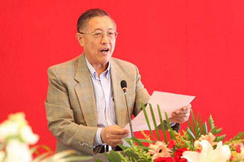 李德明常务副会长宣读了北京大学原校长丁石孙先生贺信