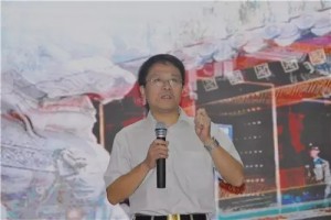 图说：北京大学湖北招生组组长朱怀球教授致辞