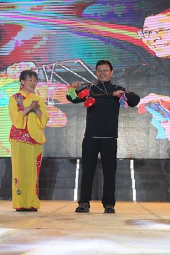 高松副校长参与空竹表演互动