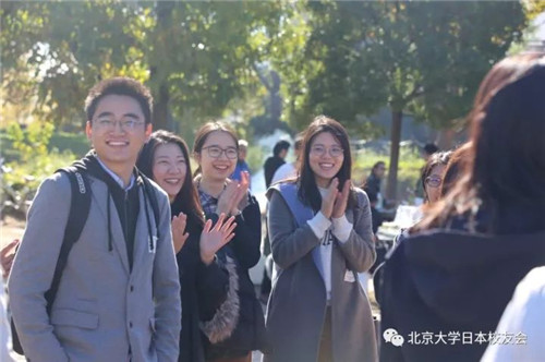赢的同学们很开心